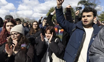 Судир меѓу полицијата и демонстранти на протестот за поддршка на уапсениот градоначалник во Истанбул