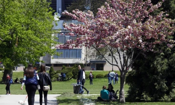 Mot me diell dhe me vranësira mesatare, temperatura deri në 20 gradë