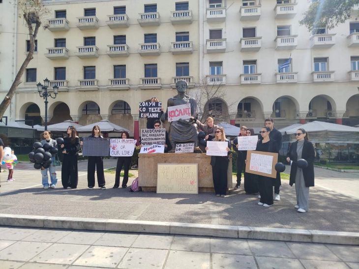 Hour-long silence for Kochani victims in Thessaloniki