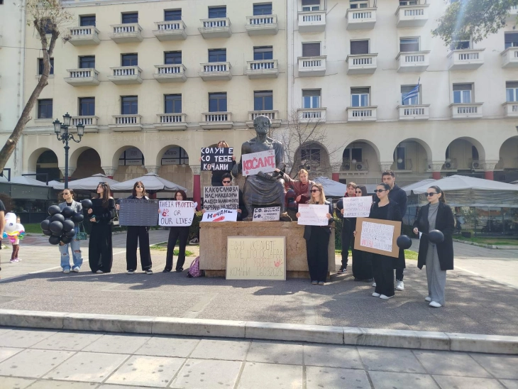 Шеесет минутен молк во Солун за жртвите од трагедијата во Кочани – Македонците изразија сочувство и почит за жртвите (ДПЛ)