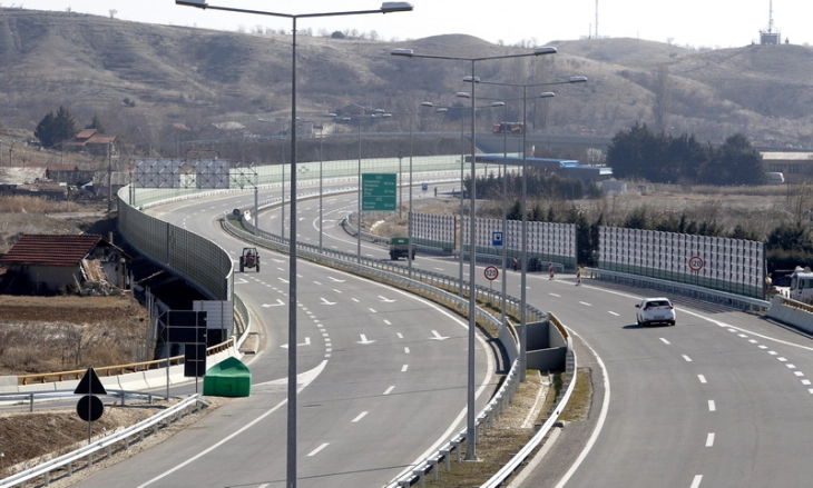 Trafiku  zhvillohet pa pengesa, nëpur rrugë të thata