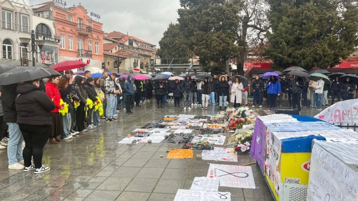 Граѓаните на Охрид со едночасовен молк оддадоа почит на настраданите во несреќата во Кочани