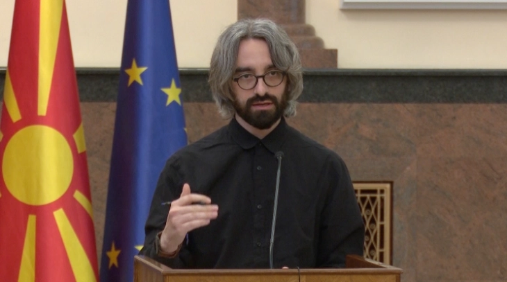 Mickoski e akuzoi Apasievin për blerje të paligjshme të hapësirës afariste