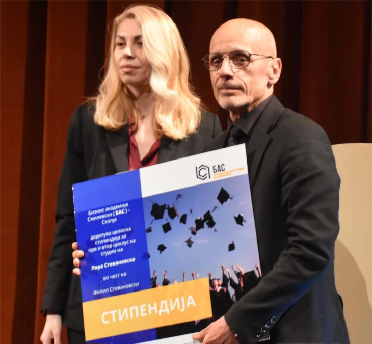 Стипендија за Лора Стевановска од „Бизнис академија Смилевски“-БАС