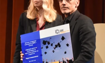 Стипендија за Лора Стевановска од „Бизнис академија Смилевски“-БАС