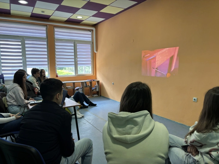 Велешки средношколци на работилница учеа како да користат алатки за работа во рамките на иницијатива поврзана со циркуларната економија