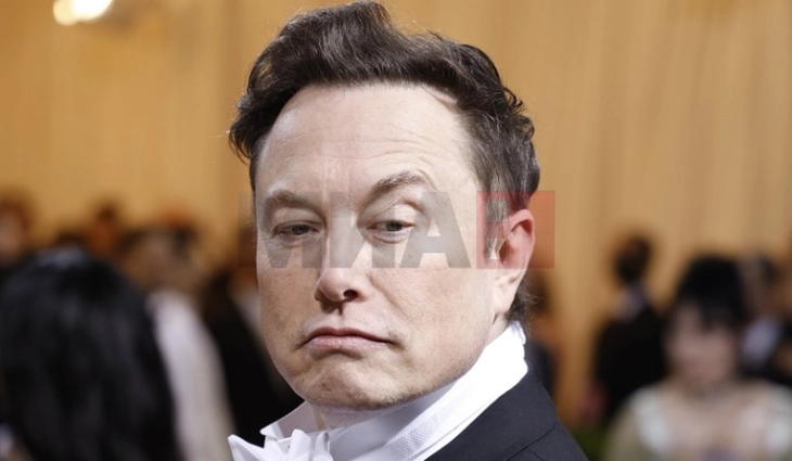 Маск го нарече советникот на Трамп „идиот“