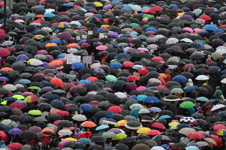 Студентите ги блокираа РТС и студиото во Кошутњак, ТВ Нова не може да емитува утринска програма