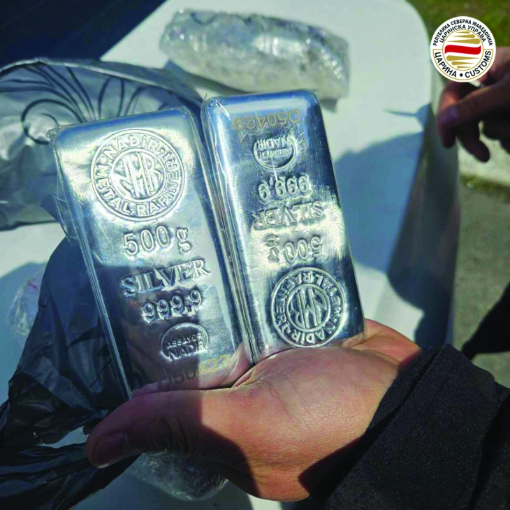 Царината спречи обид за криумчарење 6,4 килограми сребро на ГП Богородица