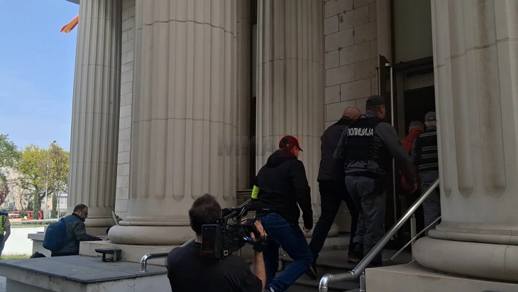 Шестмина полициски службеници за кои се бараат мерки за претпазливост во врска со пожарот во Кочани изведени пред судија на претходна постапка