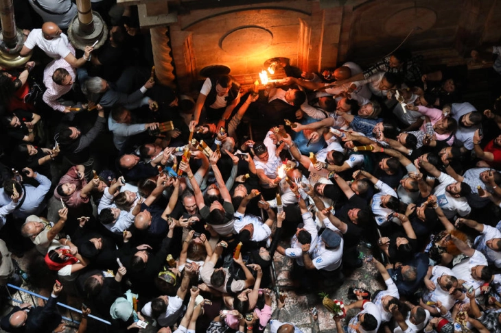 Благодатниот оган и на оваа Велика сабота се појави во Светиот гроб во Ерусалим