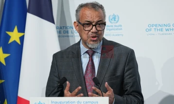 Шефот на СЗО вели дека намалувањето на помошта од САД принудува реструктуирање и кратење на работни места