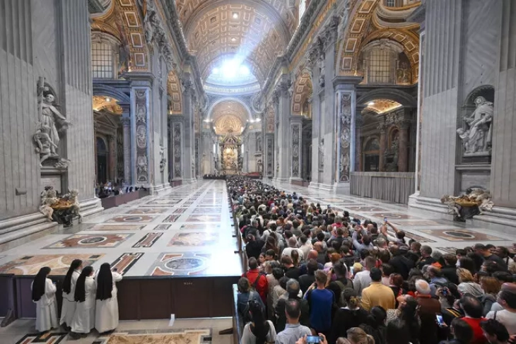 Над 50.000 луѓе досега му оддадоа почит на папата во базиликата Свети Петар