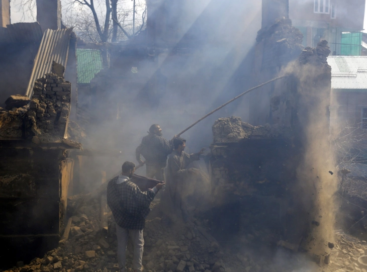 India dhe Pakistani shkëmbejnë zjarr në kufirin me Kashmirin, tensionet po rriten