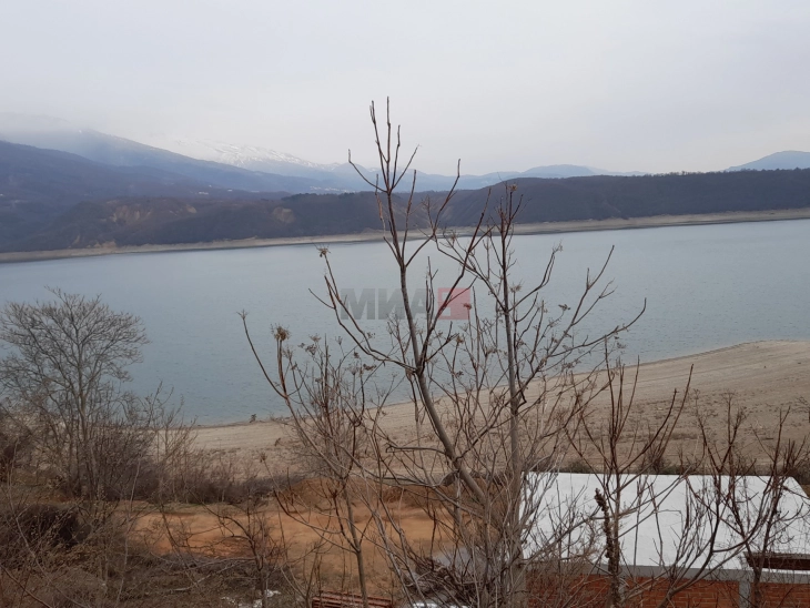 Кривична пријава за дебранец за узурпација на парцела покрај брегот на Дебарско Езеро