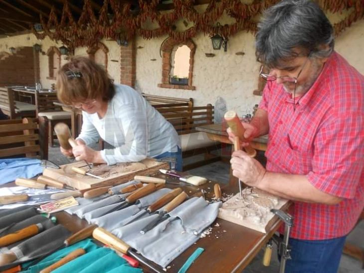 Лиле и Митко му даваат душа на дрвото