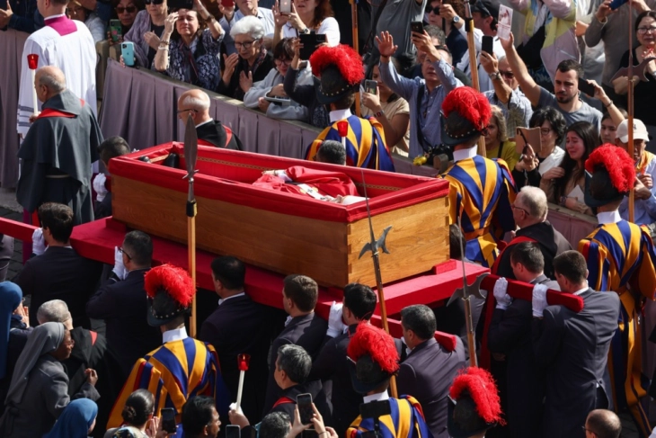 Ватикан со апел до посетителите да не го фотографираат ковчегот на папата Франциск