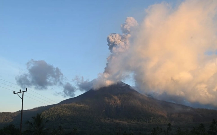 Во Индонезија еруптираше вулканската планина Левотоби