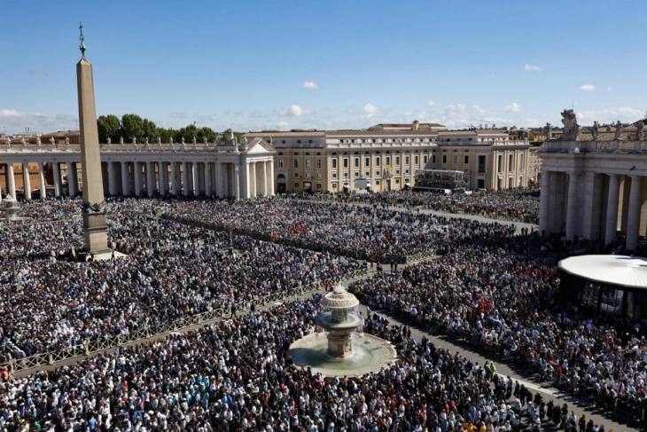 Најмалку 400.000 луѓе присуствуваа на погребната церемонија на папата Франциск