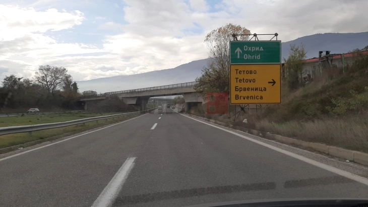 Komunikacioni zhvillohet pa ndërprerë, nëpër rrugë të thata