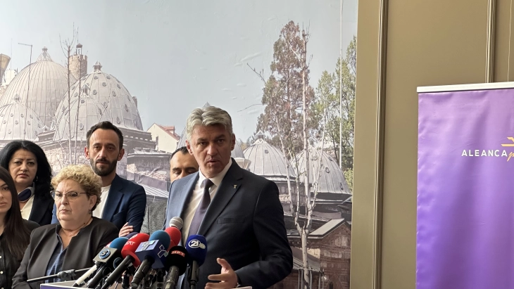 Sela: Nuk ka asgjë të keqe në takimet e Ahmetit me Taravarin, i gjithë faktori politik shqiptar duhet të bashkohet