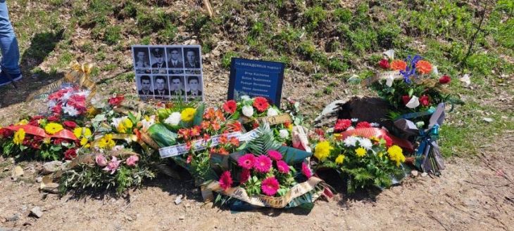 Дваесет и четири години од масакрот на припадниците на безбедносните сили во Вејце