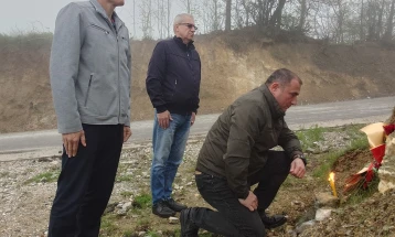 Делегација на Достоинство, предводена од Ангелов положи цвеќе во спомен на загинатите бранители во Вејце