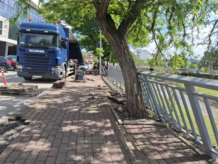 Почна проширувањето и изградбата на пешачка конзола на штипската улица „Маршал Тито“