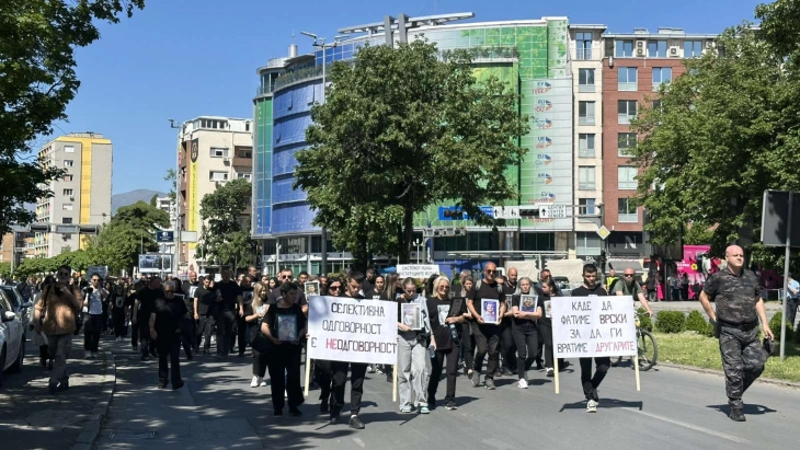 Маршот на семејствата на настраданите во пожарот во Кочани од пред Собрание продолжува кон МВР, се очекува и средба со Тошковски