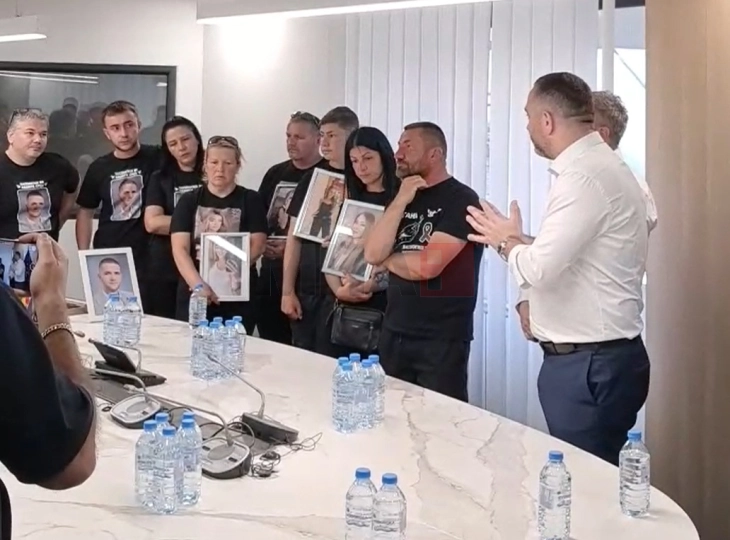 Takim i familjeve të viktimave në zjarrin në diskotekën 