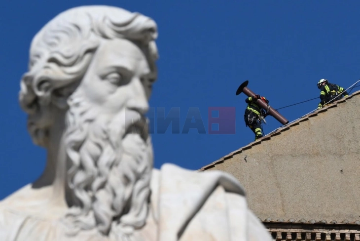 Пожарникарите поставија оџак на покривот на Сикстинската капела во Ватикан како дел од подготовките за избор на нов папа