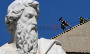 Пожарникарите поставија оџак на покривот на Сикстинската капела во Ватикан како дел од подготовките за избор на нов папа