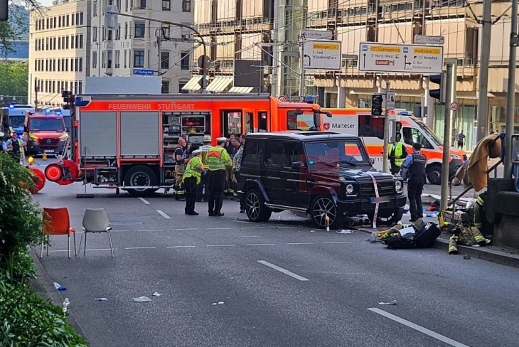 Disa persona u lënduan pasi një automobil goditi një grup njerëzish në Shtutgart
