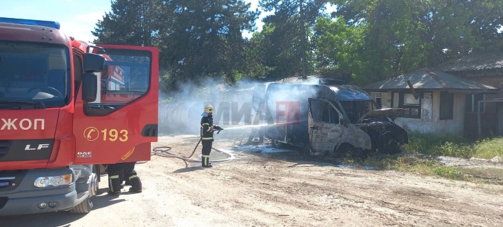 Изгоре комбе во поранешниот дрвен комбинат во Кавадарци 