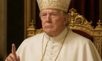 Американски бискуп бара Трамп да се извини што се прикажа како папа