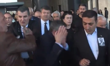 Нападнат лидерот на турската опозиција Озгур Озел