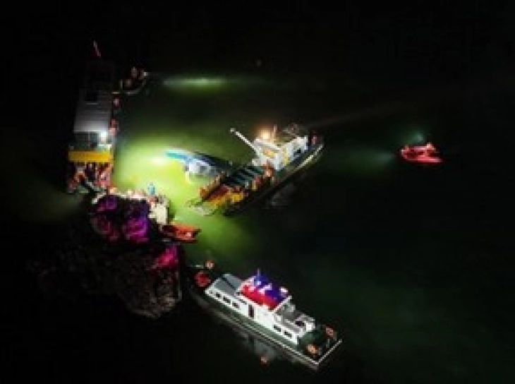 Десет мртви и 70 повредени откако невреме преврте туристички чамци во Кина