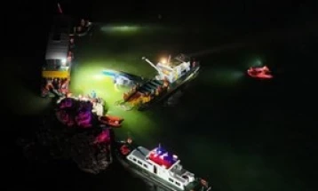 Десет мртви и 70 повредени откако невреме преврте туристички чамци во Кина