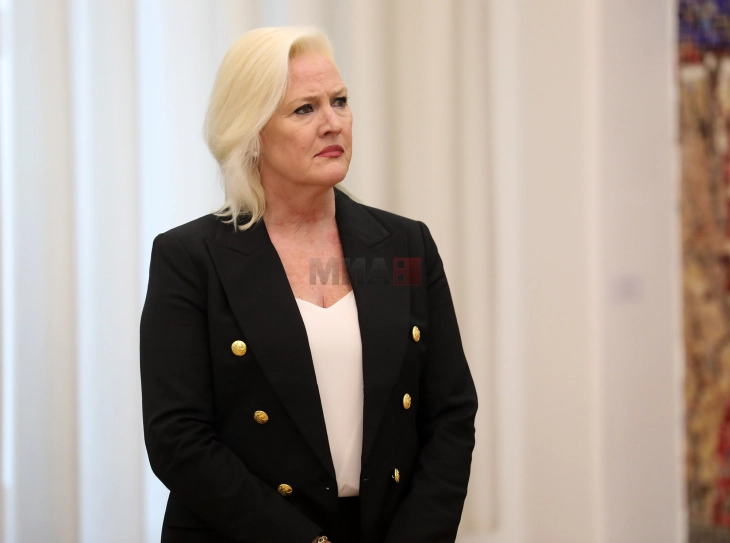 Агелер со честитка за Денот на македонскиот јазик