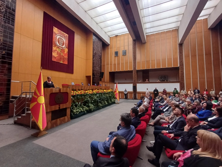 Janevska: Ligji mbron gjuhën letrare maqedonase, por të gjithë mund të kontribuojnë personalisht në avancimin e saj