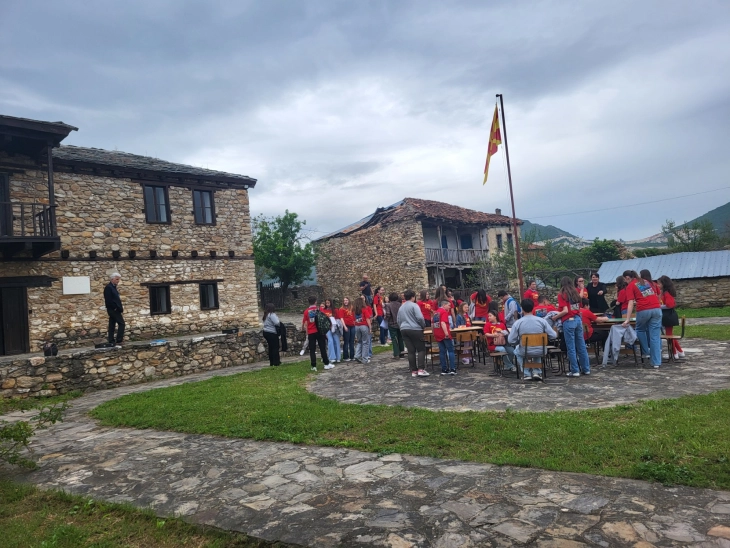 Прилепските ученици со креативни активности за делото на Блаже Конески во Небрегово