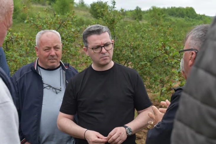 Министерот за земјоделство Трипуновски во посета на земјоделците во Делчево