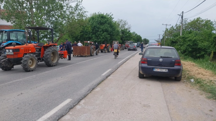 Оризопроизводителите го блокираа магистралниот пат во селото Облешево, незадоволни се од состојбата пред почетокот на сеидбата