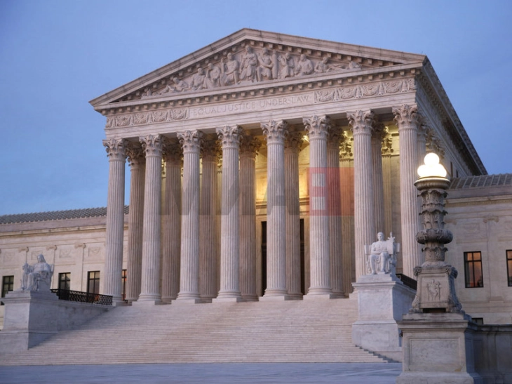 Врховниот суд на САД ја одобри забраната на Трамп за трансродови лица во војската