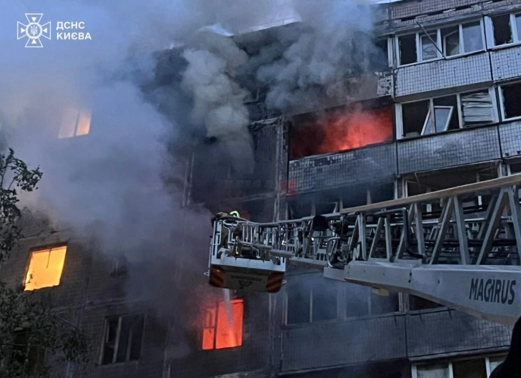 Најмалку две лица загинаа во руски напад на Киев