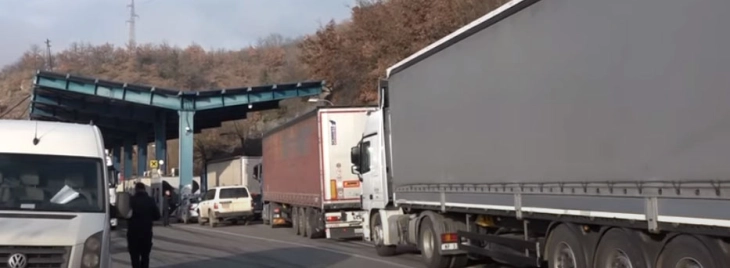 Азески на средба со косовскиот колега за надминување на проблемот со задржување на македонски камиони со прехранбени производи