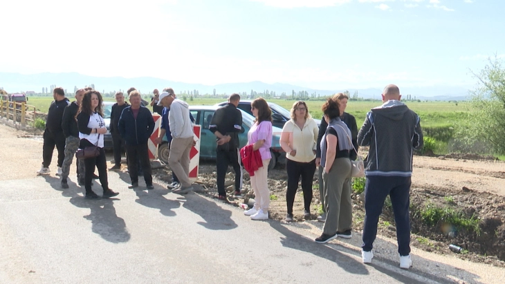 Жителите од Прилепско протестирааат за градежните работи на патот Прилеп - Крушево и бараат решение