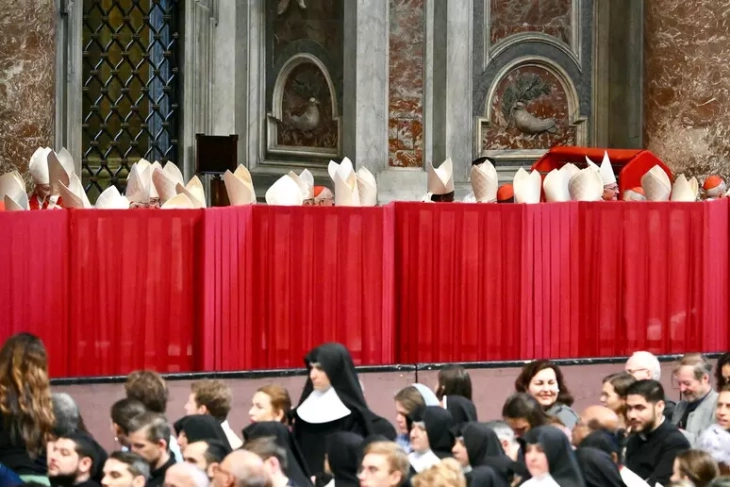 Во Ватикан свечена литургија како најава на конклавата на која ќе се избере новиот папа