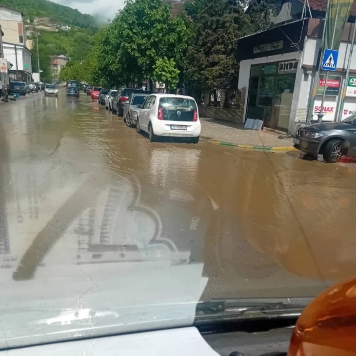 Краток интензивен дожд причина за делумно поплавување на улици низ Тетово