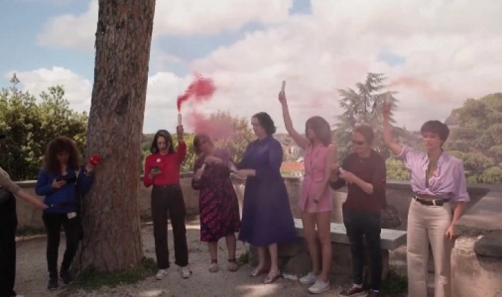 Розов чад кај Ватикан: Протест на жени со барање за еднаквост во Католичката црква